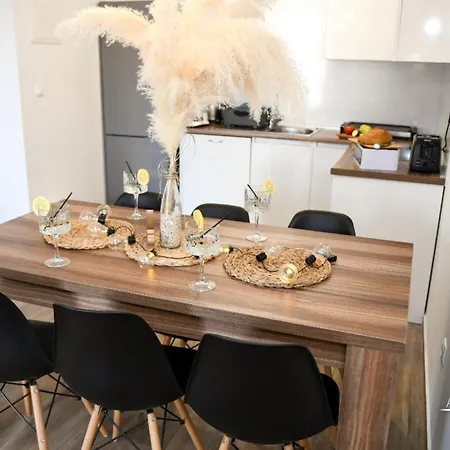 Cozy Sunflower Apartment Trogir